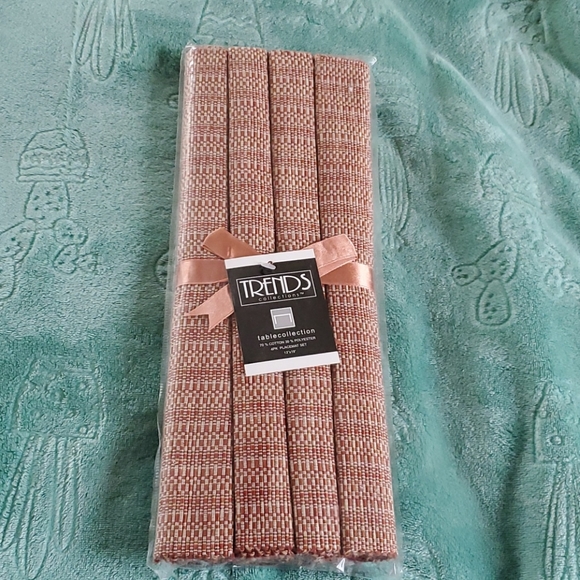 NWOT Tablecloth/Placemats Bundle - Picture 4 of 7